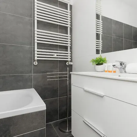 Szlachecka With Balcony & Parking By Renters شقة *