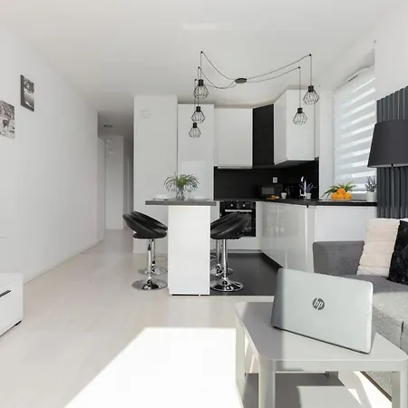 Szlachecka With Balcony & Parking By Renters شقة *