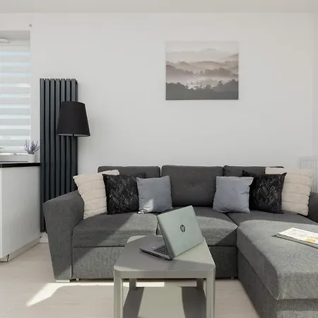 Szlachecka With Balcony & Parking By Renters דירה