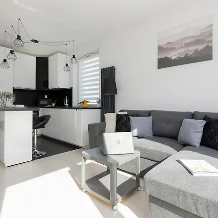 Szlachecka With Balcony & Parking By Renters 아파트 바르샤바