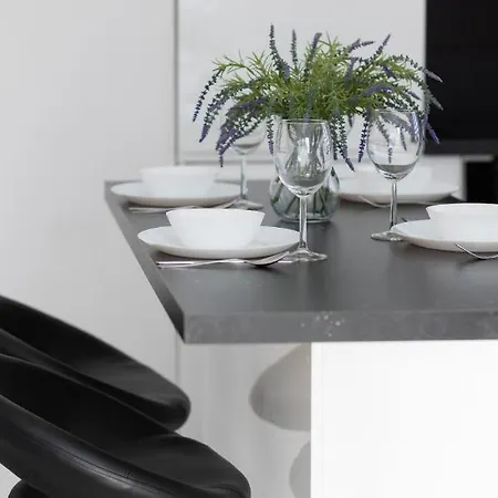 Szlachecka With Balcony & Parking By Renters