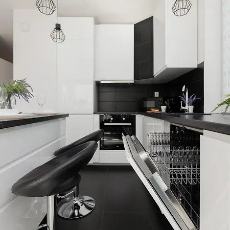 Szlachecka With Balcony & Parking By Renters 아파트 *