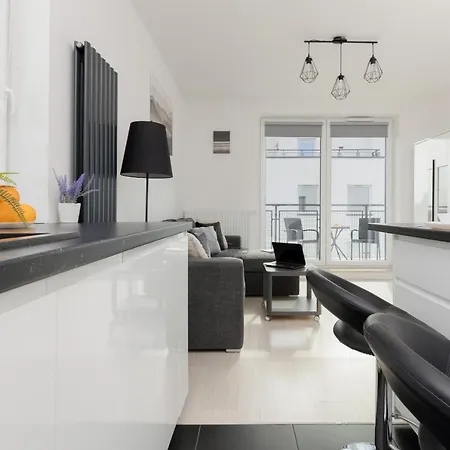 Szlachecka With Balcony & Parking By Renters 아파트